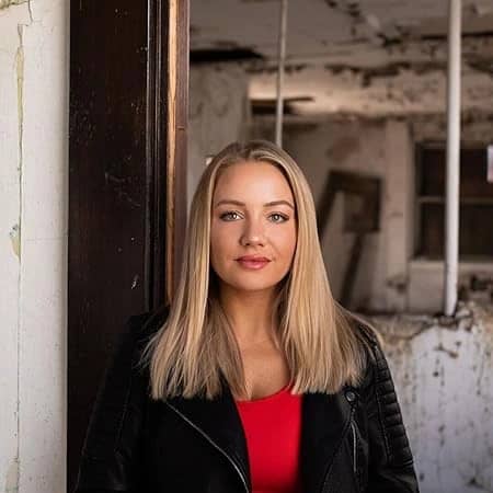 Portrait of Jeneva Rose, bestselling author of domestic thrillers.